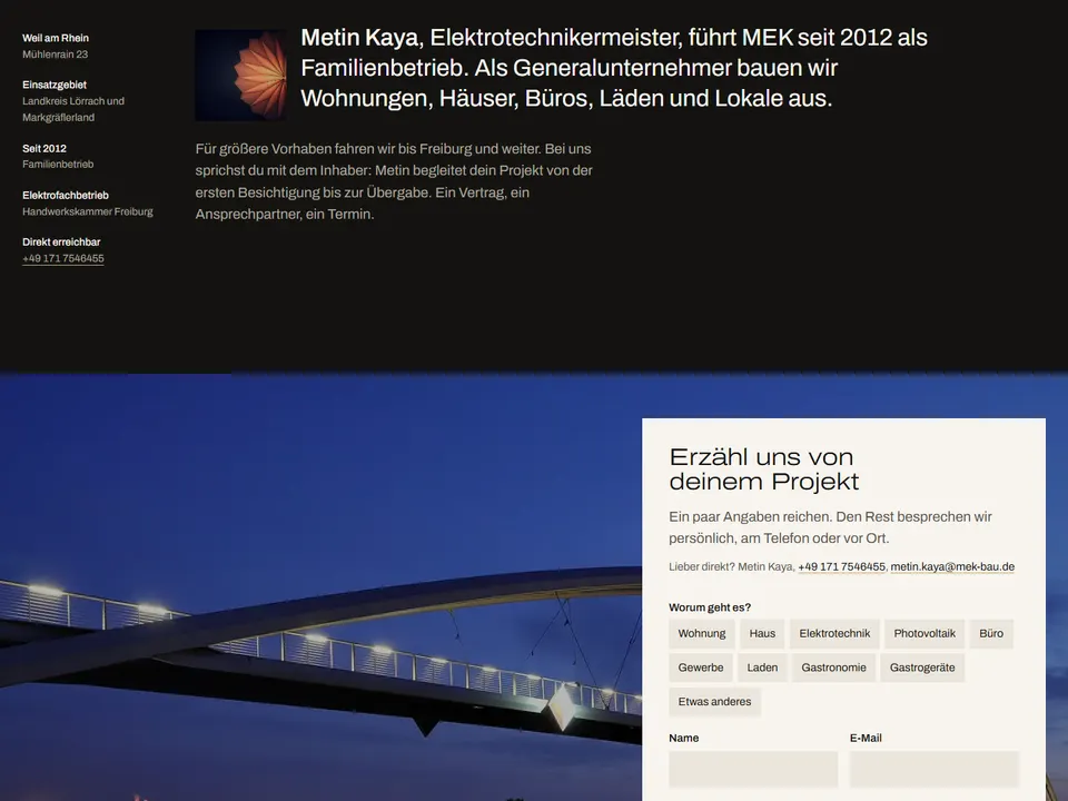 Anfrageformular auf mek-bau.de vor der Dreiländerbrücke bei Nacht